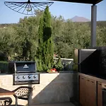 Caelum With Heated Pool, By Hellocrete Villa
