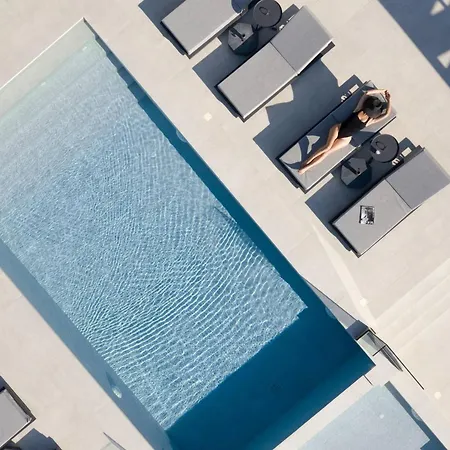 Caelum With Heated Pool, By Hellocrete Villa