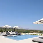 Caelum With Heated Pool, By Hellocrete فيلة ريثيمنو