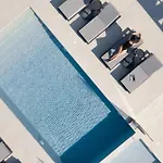 Caelum With Heated Pool, By Hellocrete Villa