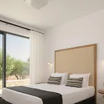 Caelum With Heated Pool, By Hellocrete فيلة ريثيمنو