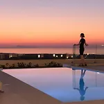 Caelum With Heated Pool, By Hellocrete Villa