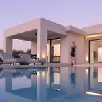 Caelum With Heated Pool, By Hellocrete Villa *