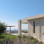 Caelum With Heated Pool, By Hellocrete فيلة