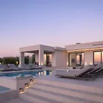 Caelum With Heated Pool, By Hellocrete فيلة