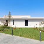 Caelum With Heated Pool, By Hellocrete Villa