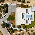 Caelum With Heated Pool, By Hellocrete Villa