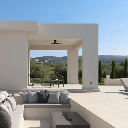 Caelum With Heated Pool, By Hellocrete Villa *