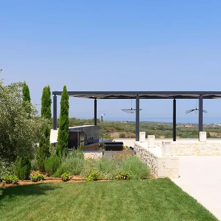 Caelum With Heated Pool, By Hellocrete Villa *