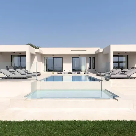 Caelum With Heated Pool, By Hellocrete Villa *