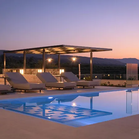 Caelum With Heated Pool, By Hellocrete *