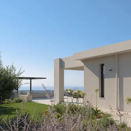 Caelum With Heated Pool, By Hellocrete Villa