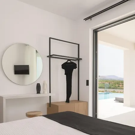 Caelum With Heated Pool, By Hellocrete Villa *