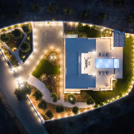 Villa Caelum With Heated Pool, By Hellocrete Rétino