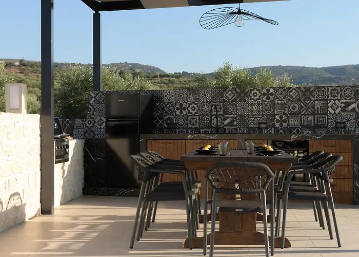 Caelum With Heated Pool, By Hellocrete Villa