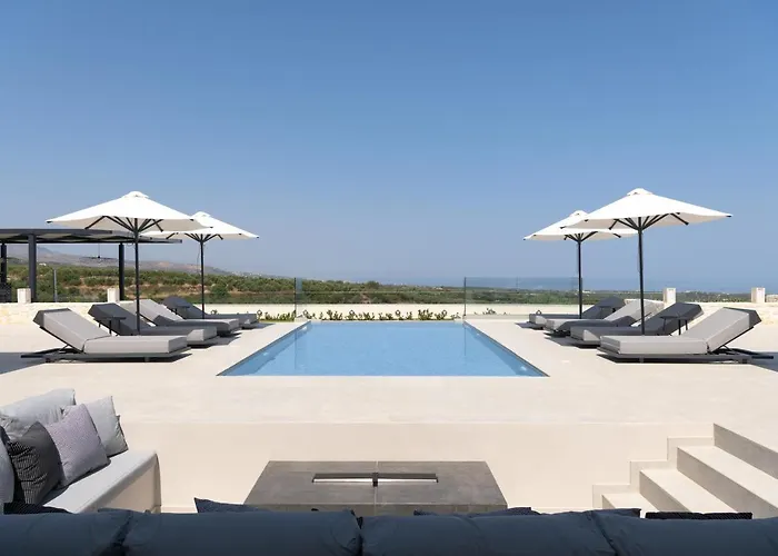 Caelum With Heated Pool, By Hellocrete Villa *