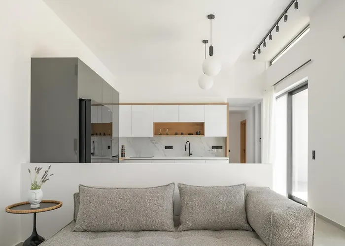 Caelum With Heated Pool, By Hellocrete Villa *