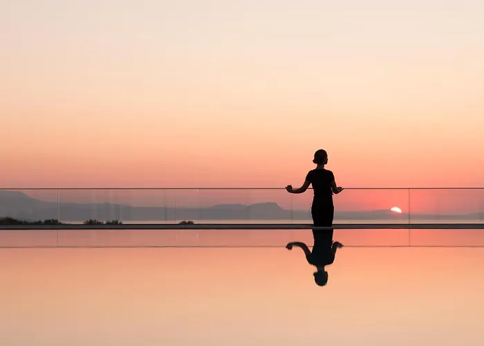 Caelum With Heated Pool, By Hellocrete *