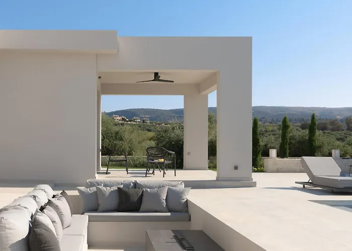 Caelum With Heated Pool, By Hellocrete Villa *