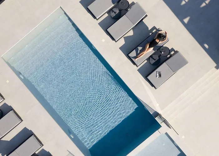 Caelum With Heated Pool, By Hellocrete Villa