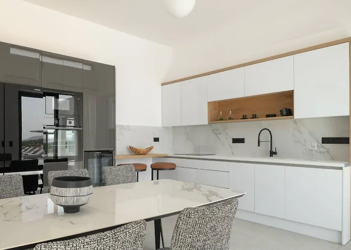 Caelum With Heated Pool, By Hellocrete *