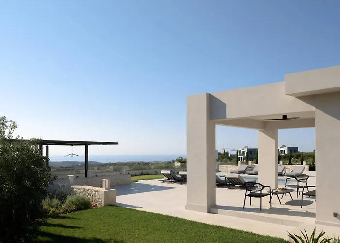 Caelum With Heated Pool, By Hellocrete Villa *