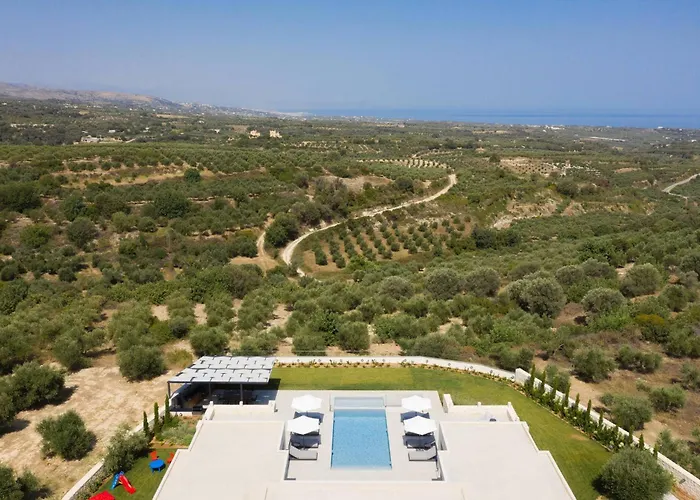 Caelum With Heated Pool, By Hellocrete Villa Rétino