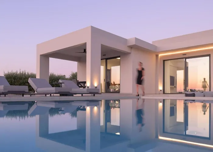 Caelum With Heated Pool, By Hellocrete Villa *