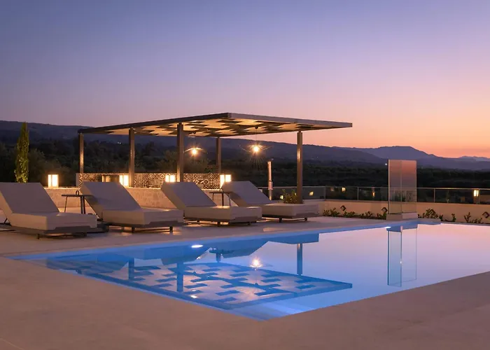 Caelum With Heated Pool, By Hellocrete *