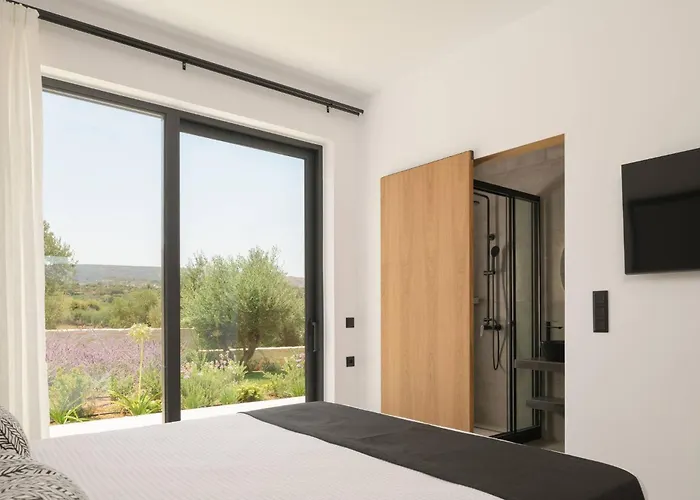 Villa Caelum With Heated Pool, By Hellocrete Rétino