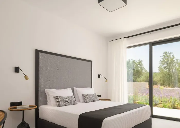 Caelum With Heated Pool, By Hellocrete *