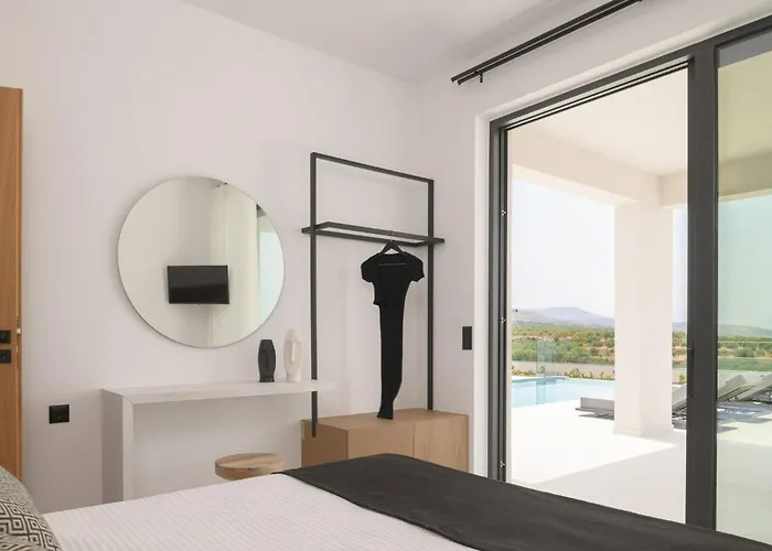 Caelum With Heated Pool, By Hellocrete Villa *