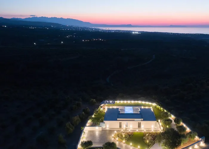 Caelum With Heated Pool, By Hellocrete Вілла *