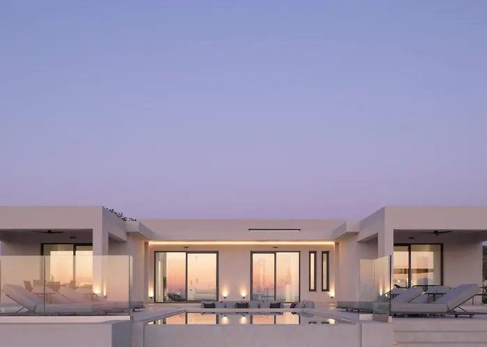 Caelum With Heated Pool, By Hellocrete Villa *