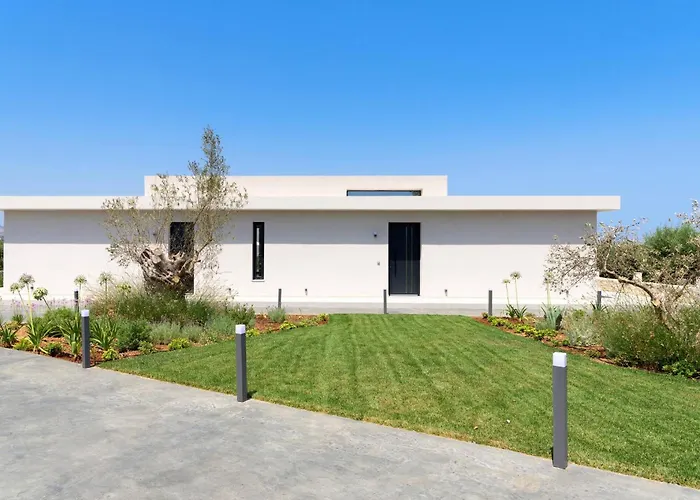 Caelum With Heated Pool, By Hellocrete Villa