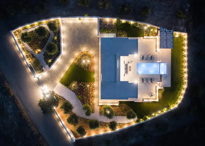 Villa Caelum With Heated Pool, By Hellocrete Rétino