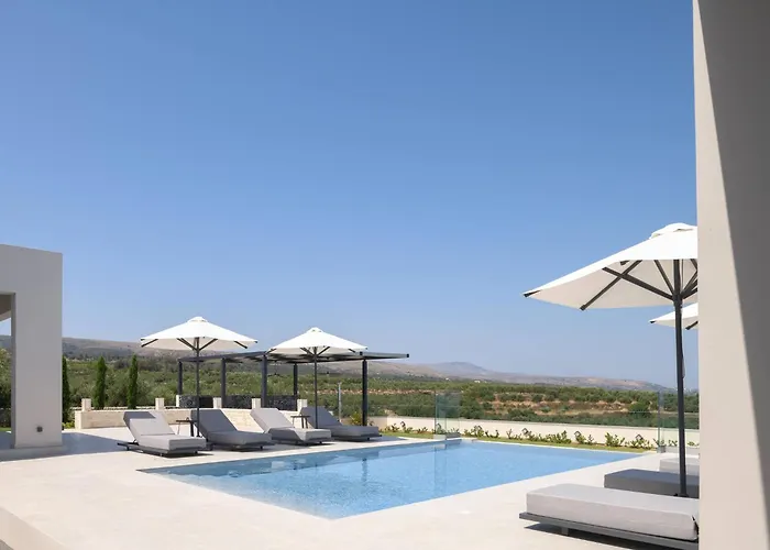 Caelum With Heated Pool, By Hellocrete Willa Retimno