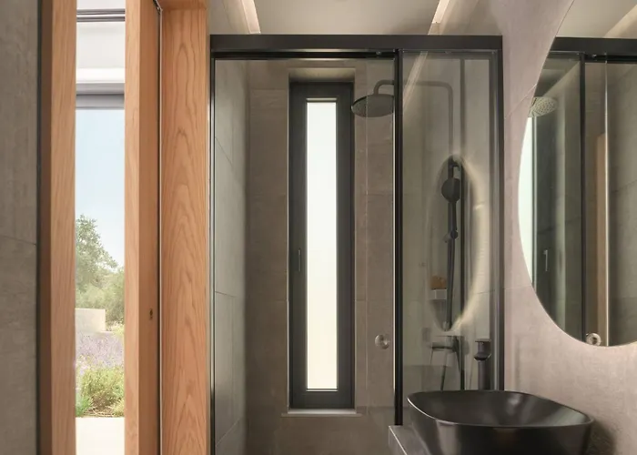 Caelum With Heated Pool, By Hellocrete Willa Retimno