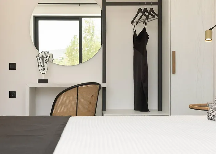 Caelum With Heated Pool, By Hellocrete *