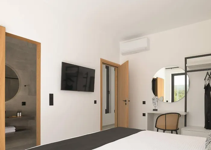 Caelum With Heated Pool, By Hellocrete